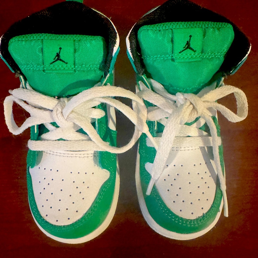 Toddler Jordan sneakers 
Size: 8c